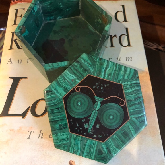 Vintage green butterfly malachite trinket box in pristine condition. - Picture 8 of 10